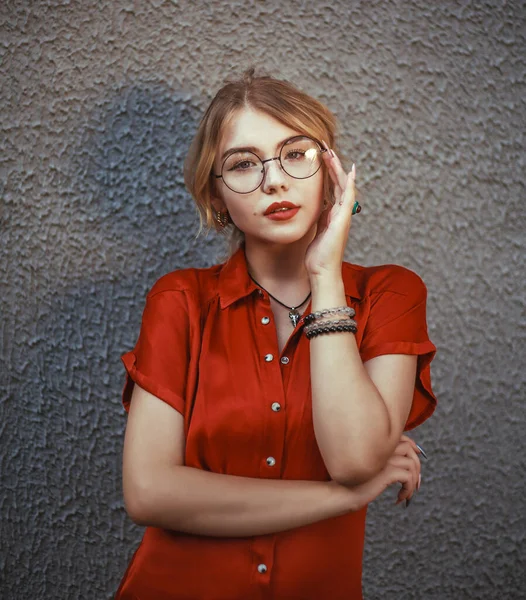 Chytrá Elegantní Mladá Dáma Červených Šatech Brýlích Zamyšleně Dívá Kamery — Stock fotografie