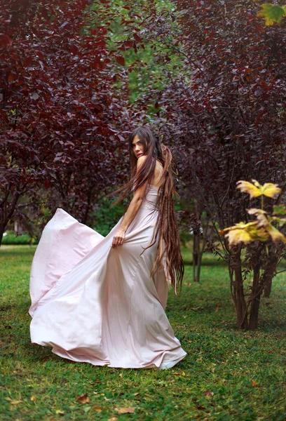 Mujer Joven Con Largo Vestido Rosa Corre Baile Sobre Hierba —  Fotos de Stock