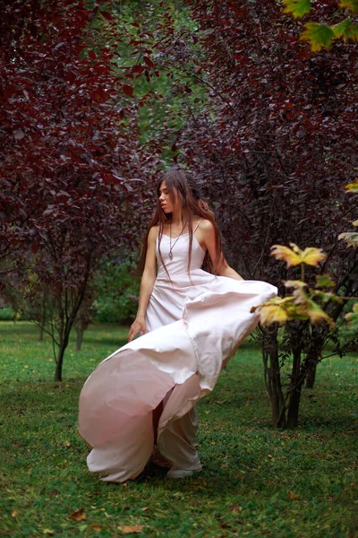 Молодая Женщина Длинном Розовом Платье Бежит Танце Зеленой Траве Саду — стоковое фото