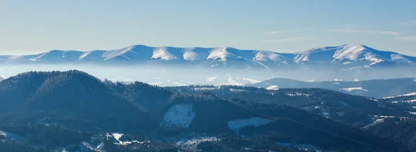 Cordillera Cubierta Nieve Sobre Fondo Los Bosques Cielo Azul Fondo — Foto de Stock