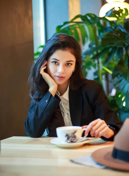 Junge Asiatische Geschäftsfrau Schwarzer Jacke Und Hut Einem Café Sitzt — Stockfoto