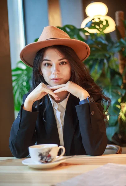 Młoda Azjatycka Bizneswoman Czarnej Kurtce Kapeluszu Kawiarni Siedzi Przy Stole — Zdjęcie stockowe