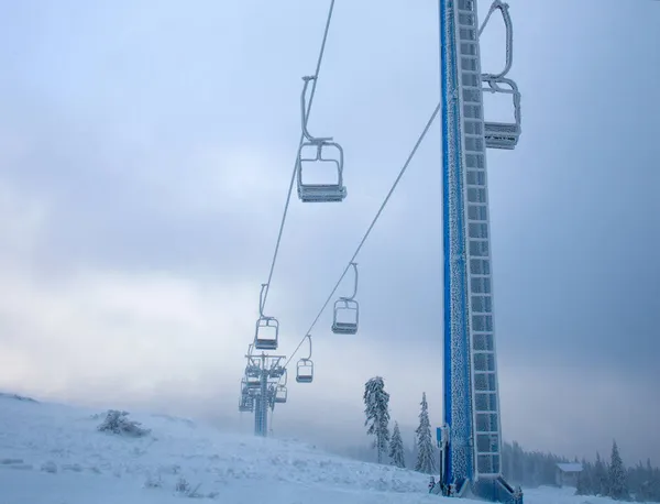 Bevroren Skilift Bedekt Met Vorst Een Sombere Dag Besneeuwde Bergen — Stockfoto