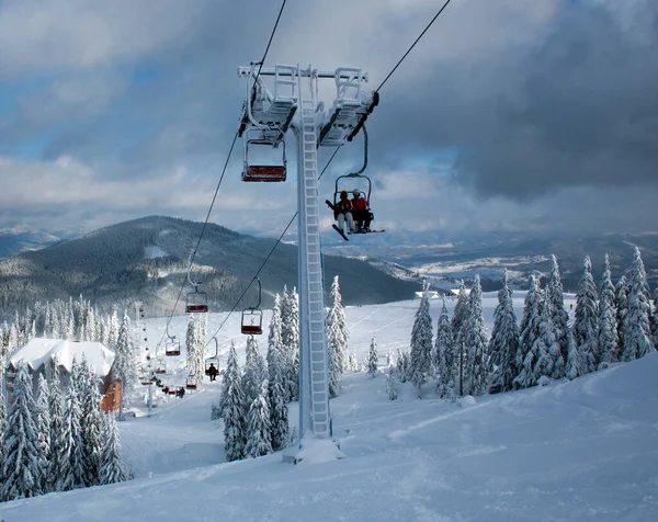 Skilift Top Besneeuwde Bergen Tilt Een Persoon Helling Winter Actieve — Stockfoto