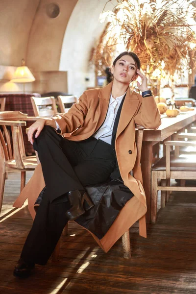 Pensativo Joven Asiática Dama Beige Abrigo Negocio Traje Sentado Café — Foto de Stock