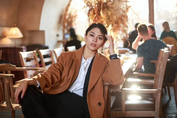 Pensive Junge Asiatische Dame Beigem Mantel Und Business Anzug Sitzt — Stockfoto