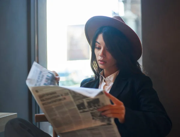 Jonge Aziatische Dame Een Klassiek Zakenpak Hoed Met Een Krant — Stockfoto