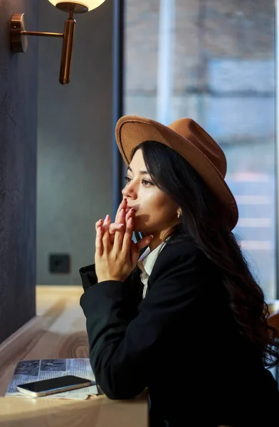 Joven Mujer Asiática Traje Negocios Clásico Sombrero Con Periódico Una —  Fotos de Stock