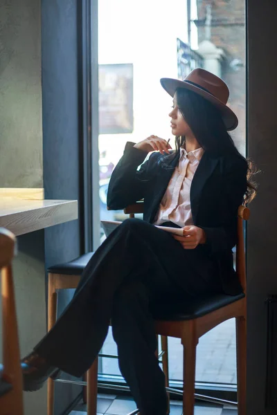 Jovem Senhora Asiática Terno Negócios Clássico Chapéu Com Jornal Café — Fotografia de Stock