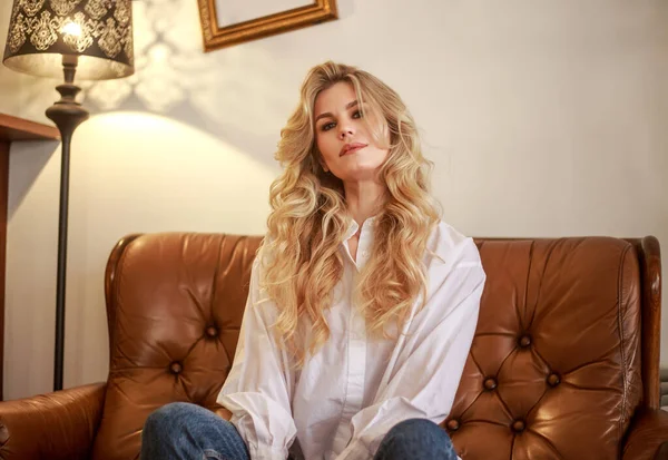 Porträt Einer Luxuriösen Frau Lässiger Kleidung Weißen Hemd Hause Blondine — Stockfoto