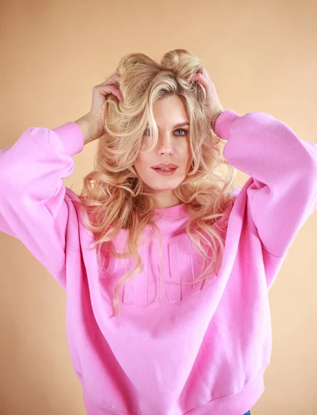Beautiful Blonde Woman Long Hair Hairstyle Makeup Pink Sweater Beige — Stock Photo, Image
