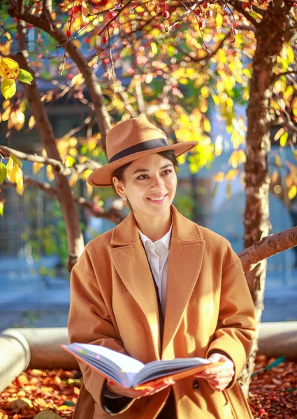 Chica Joven Estudiante Abrigo Sombrero Parque Ciudad Lee Libro Bajo —  Fotos de Stock