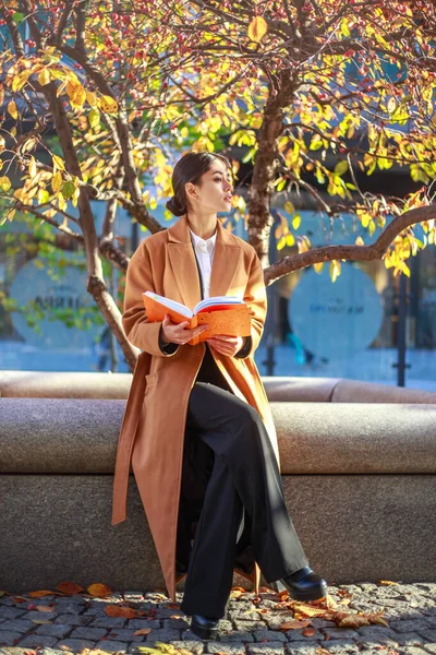 Chica Joven Estudiante Abrigo Sombrero Parque Ciudad Lee Libro Bajo —  Fotos de Stock