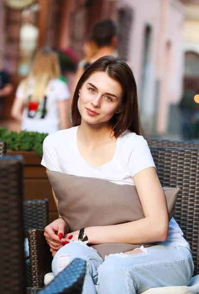 Sokaktaki Neşeli Bir Kızın Doğal Portresi Bir Kafenin Yaz Terasındaki — Stok fotoğraf