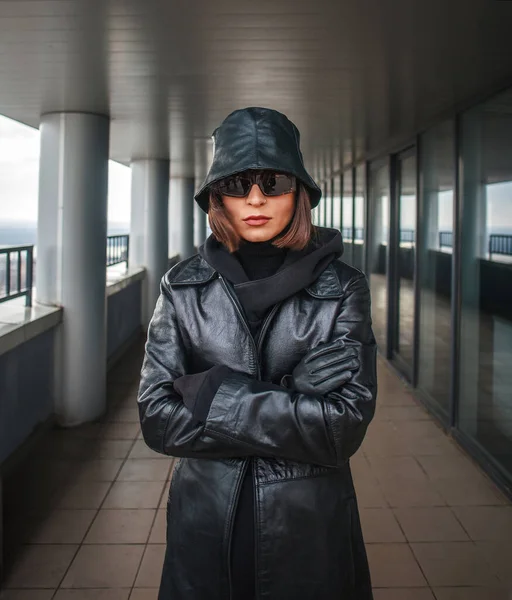 Menina Elegante Casaco Preto Telhado Centro Negócios Forma Agente Espião — Fotografia de Stock