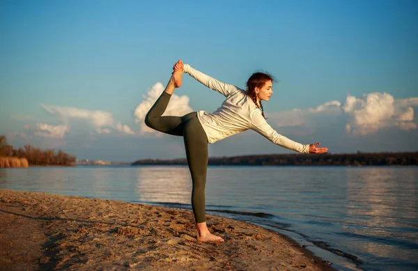 Jonge Vrouw Het Zandstrand Bij Rivier Doet Fitness Yoga Oefening — Stockfoto