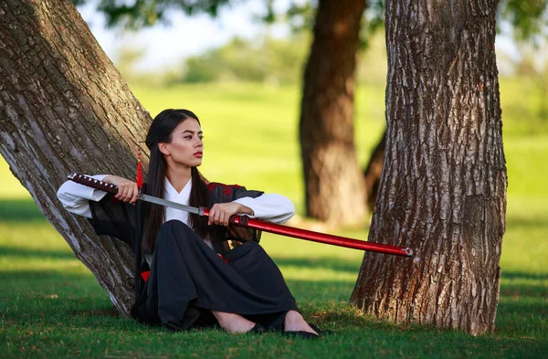 Mujer Joven Samurai Kimono Tradicional Con Espada Katana Parque Forestal —  Fotos de Stock