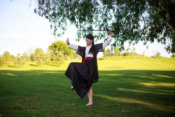 Mujer Joven Samurai Kimono Tradicional Con Espada Katana Parque Forestal —  Fotos de Stock