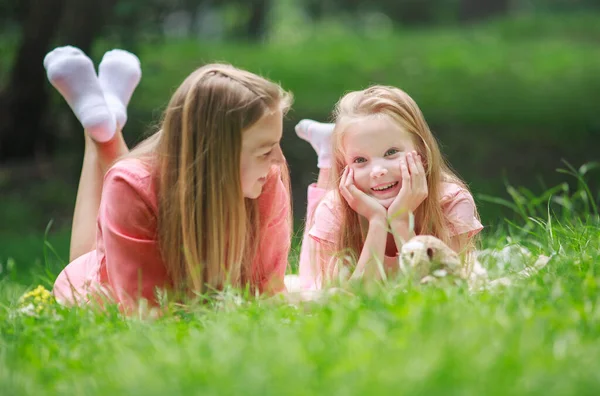 Jeune Mère Avec Fille Dans Parc Forestier Été Sur Herbe — Photo