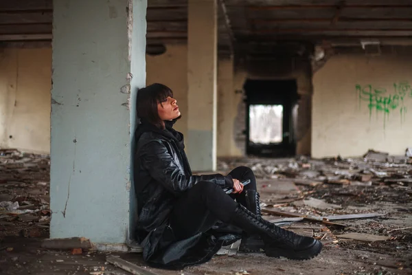 Девушка Кожаном Пальто Одиночестве Разрушенном Жилом Доме Одиночестве Отчаянии Заброшенном — стоковое фото