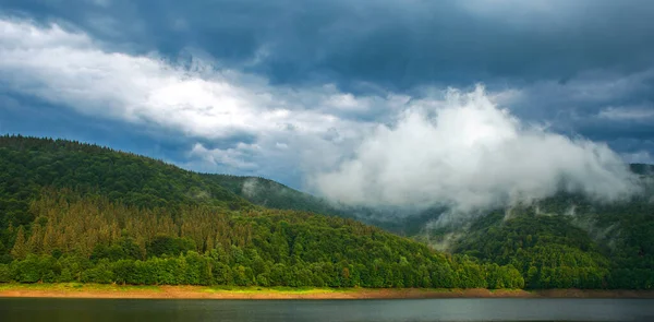 Natureza Paisagem Montanhas Coníferas Verdes Acima Lago Fundo Nuvens Cinzas — Fotografia de Stock