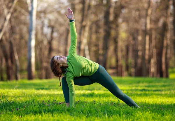 Jonge Vrouw Yogi Het Park Het Groene Gras Doen Fitness — Stockfoto