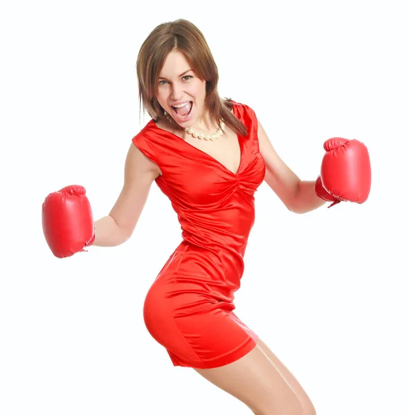 赤のドレスとボクシングの手袋で表現し 感情的な若い女性は喜んでポーズ 白い背景に隔離され 美しさと女性らしさの力の概念 — ストック写真