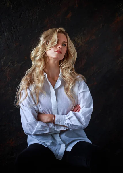 ヴィンテージレトロなスタイルのスタジオで白いシャツの美しいと豪華なビジネス女性の本物の自然な肖像画 — ストック写真