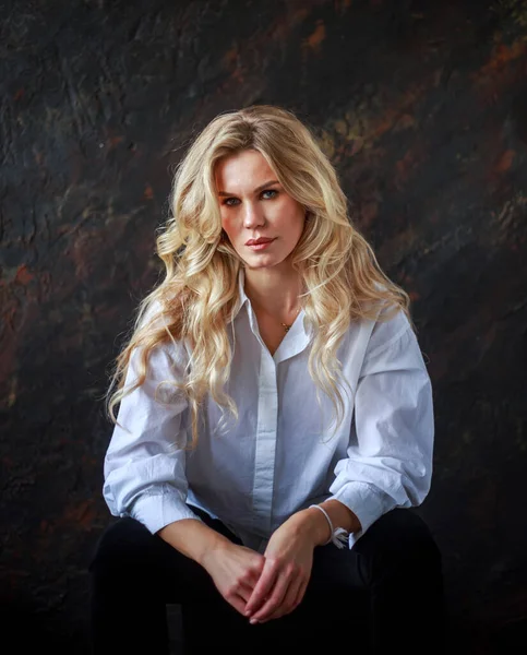 Authentic Natural Portrait Beautiful Gorgeous Business Woman White Shirt Studio — Stockfoto