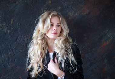 Ciddi ve son derece düşünceli, siyah takım elbiseli bir iş kadını, stüdyoda güzel ve duygusal bir portre