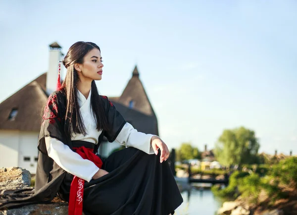 Chica Asiática Pensativa Mirando Con Esperanza Sentado Una Piedra Kimono —  Fotos de Stock