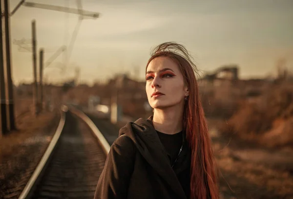 Junge Einsame Frau Die Auf Einem Bahngleis Vor Dem Hintergrund — Stockfoto