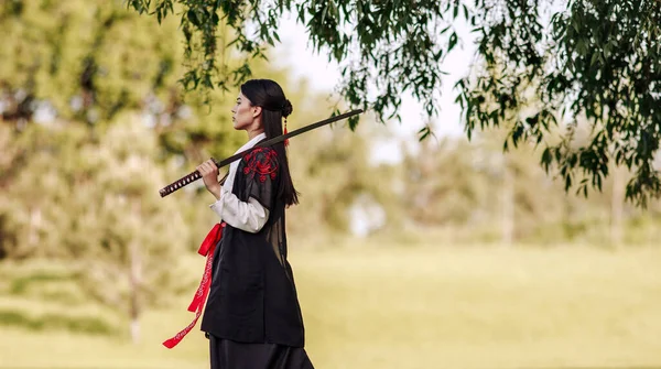 Geleneksel Kimonolu Genç Asyalı Kadın Yeşil Yaz Bahçesinde Katana Kılıçlı Stok Fotoğraf