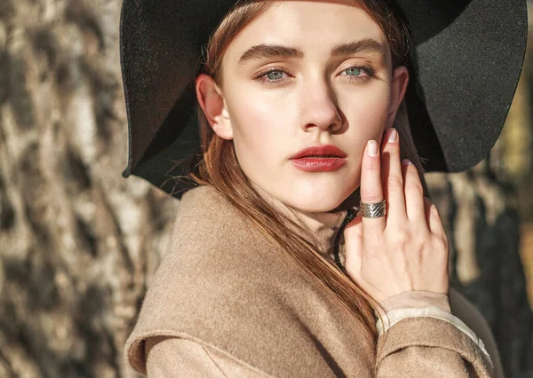 Stylish Fashionable Young Lady Beige Coat Black Hat Park Background — Stock Photo, Image