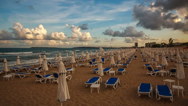 Loungers Sandy Beach Sea Dramatic Sky End Season Resort Bulgaria — Stock fotografie