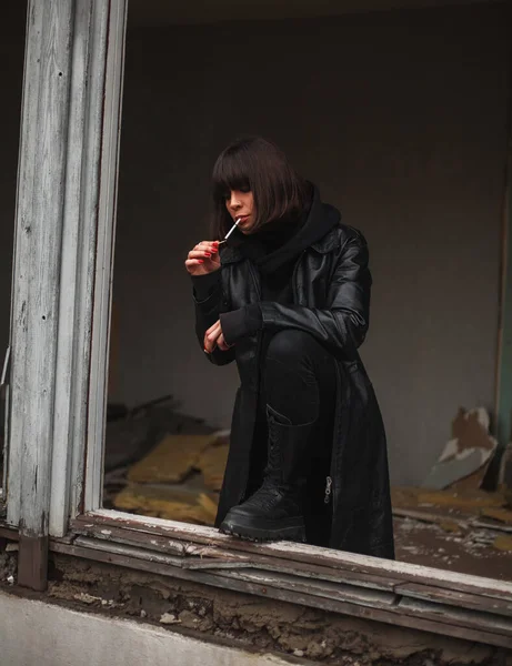Woman Long Leather Coat Window Destroyed Apartment Building Thoughtfully Smokes — Stock Photo, Image