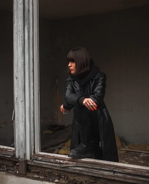 Woman Long Leather Coat Window Destroyed Apartment Building Thoughtfully Smokes — Stock Photo, Image