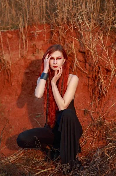 Mystiek Portret Van Een Stijlvol Roodharig Meisje Het Zwart Achtergrond — Stockfoto