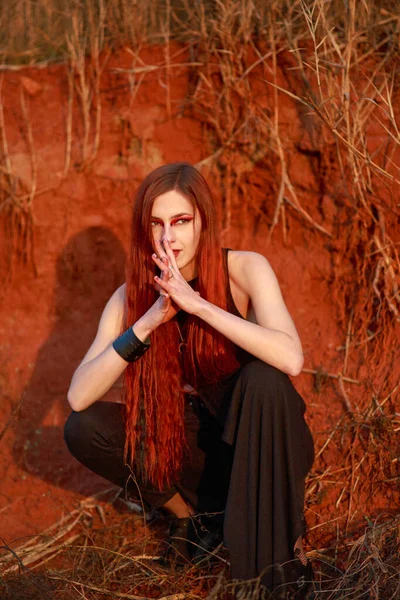 Mystisches Porträt Eines Stilvollen Rothaarigen Mädchens Schwarz Vor Dem Hintergrund — Stockfoto