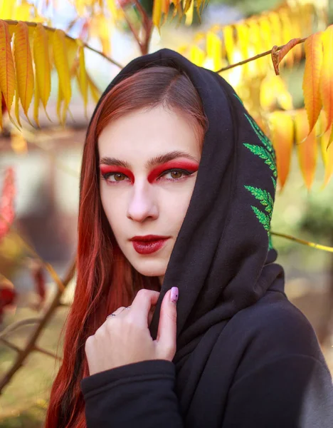 Mystiek Portret Van Stijlvol Roodharig Meisje Zwarte Jas Achtergrond Van — Stockfoto