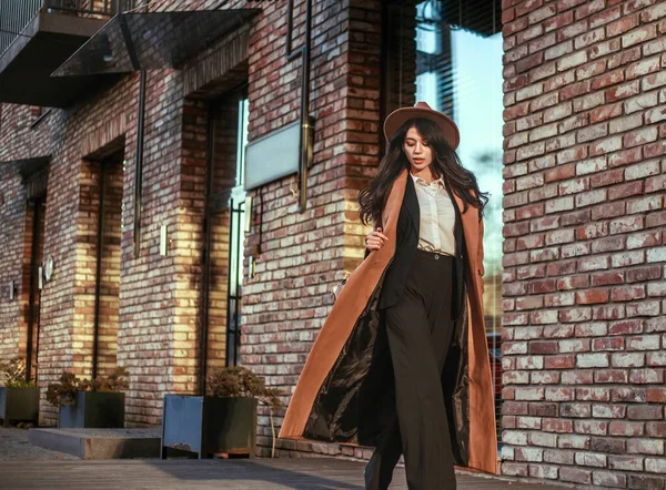 Mulher Negócios Asiática Longo Casaco Bege Chapéu Andando Pela Rua — Fotografia de Stock
