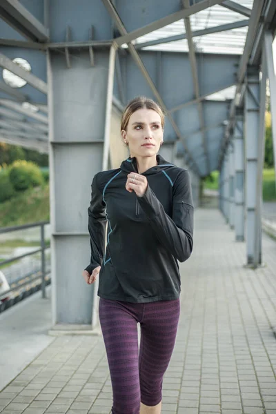 Młoda Wysportowana Kobieta Rozgrzewa Się Biegnie Ścieżką Fitness Świeżym Powietrzu — Zdjęcie stockowe