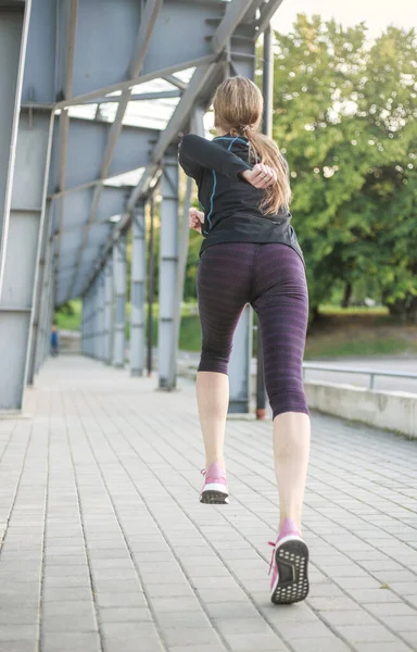 Jeune Femme Athlétique Échauffant Courant Long Chemin Fitness Extérieur — Photo