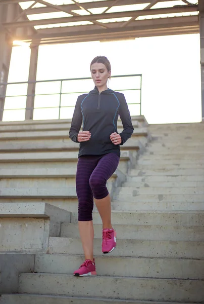 Mujer Joven Estadio Público Concreto Haciendo Ejercicios Estiramiento Fitness Deportes — Foto de Stock