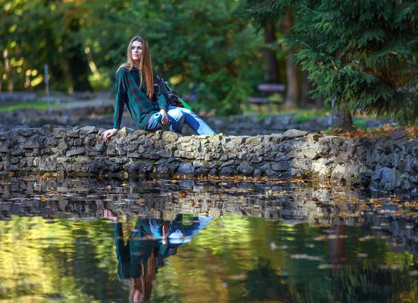 Pensive Dívka Ležérním Stylu Batohem Procházky Cesty Výlety Krásném Slunném — Stock fotografie