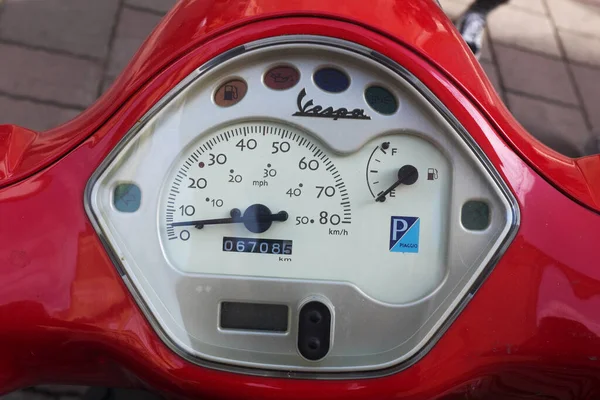 Vespa motosiklet hız göstergesi. Krakow Polonya 14 Eylül 2021 ... 