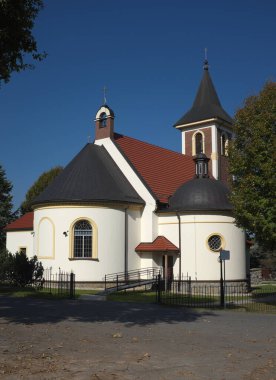 Küçük bir Katolik kilisesi, sadık insanlar için bir yuva. ...