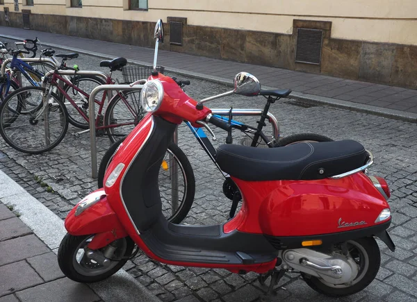Скутер Red Vespa Улице Кракове — стоковое фото