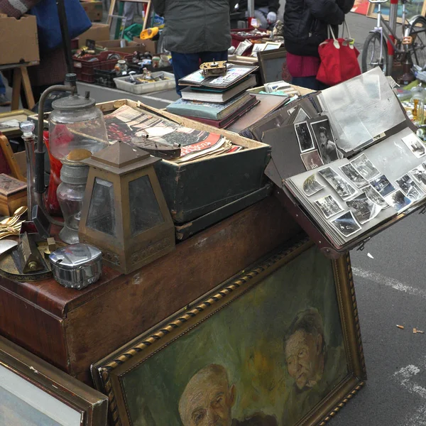 Einkaufen Auf Dem Flohmarkt Antiquitäten — Stockfoto