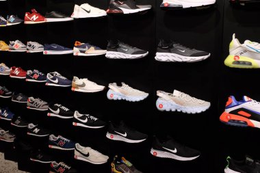 Gençlerin ve atletlerin tercih ettiği orijinal spor ayakkabıları, 1964 yılında ABD 'de kuruldu. Şu anda dünyanın en büyük ayakkabı üreticisi, 25 Kasım 2021 ... 